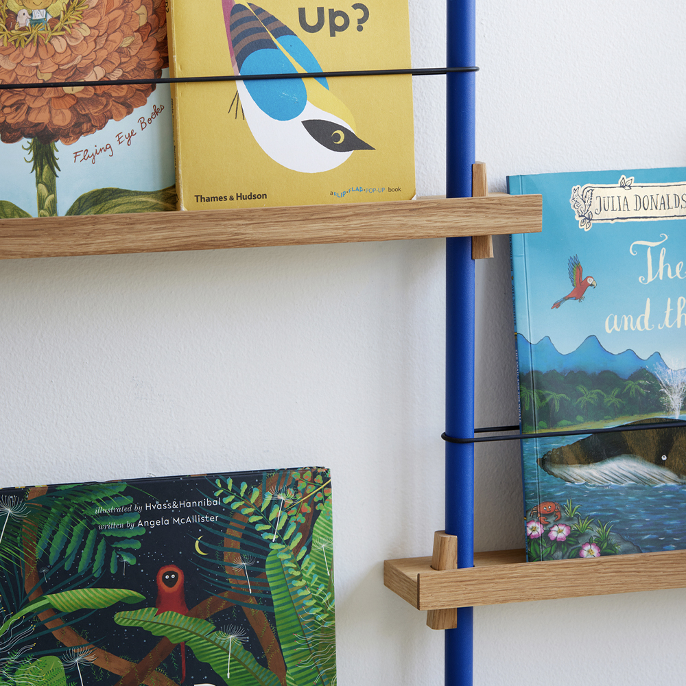 _0000_MOEBE_Magazine-Shelving_IC_Oak_Deep-Blue_High-Res_4.jpg
