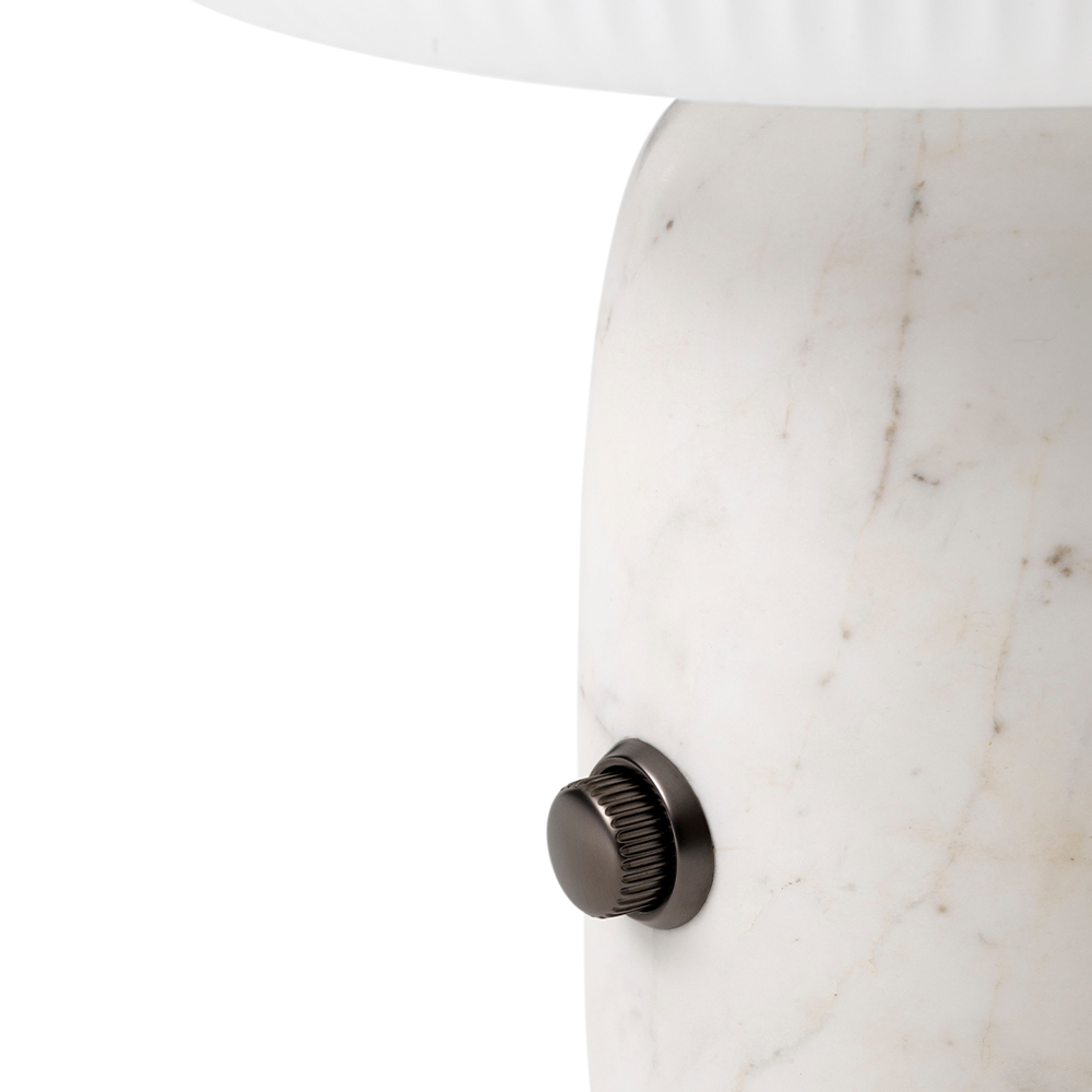 _0000_vipp-592-sculpture-table-lamp-white-marble-detail-04.jpg