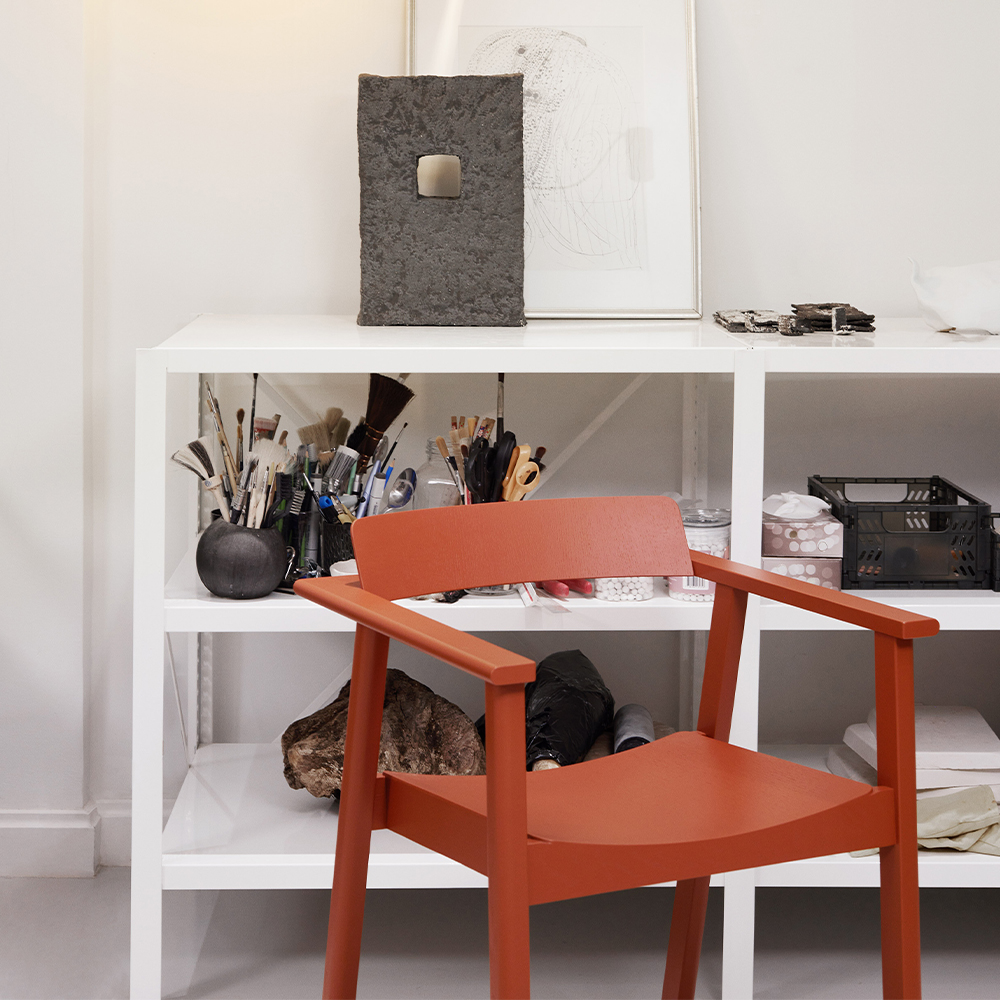 _0006_PWTBS_MAIDEN-Chair_Basque-Red_PROXIMA-pendant_brass_V2.jpg