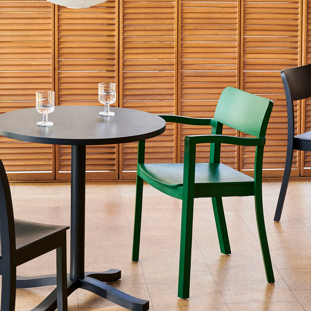 _0007_Pastis_Armchair_pine_green_wb_lacquer_ash_Pastis_Table_black_wb_lacquer_ash_Tavern_Glass_L_clear_Rice_Paper_Shade.jpg
