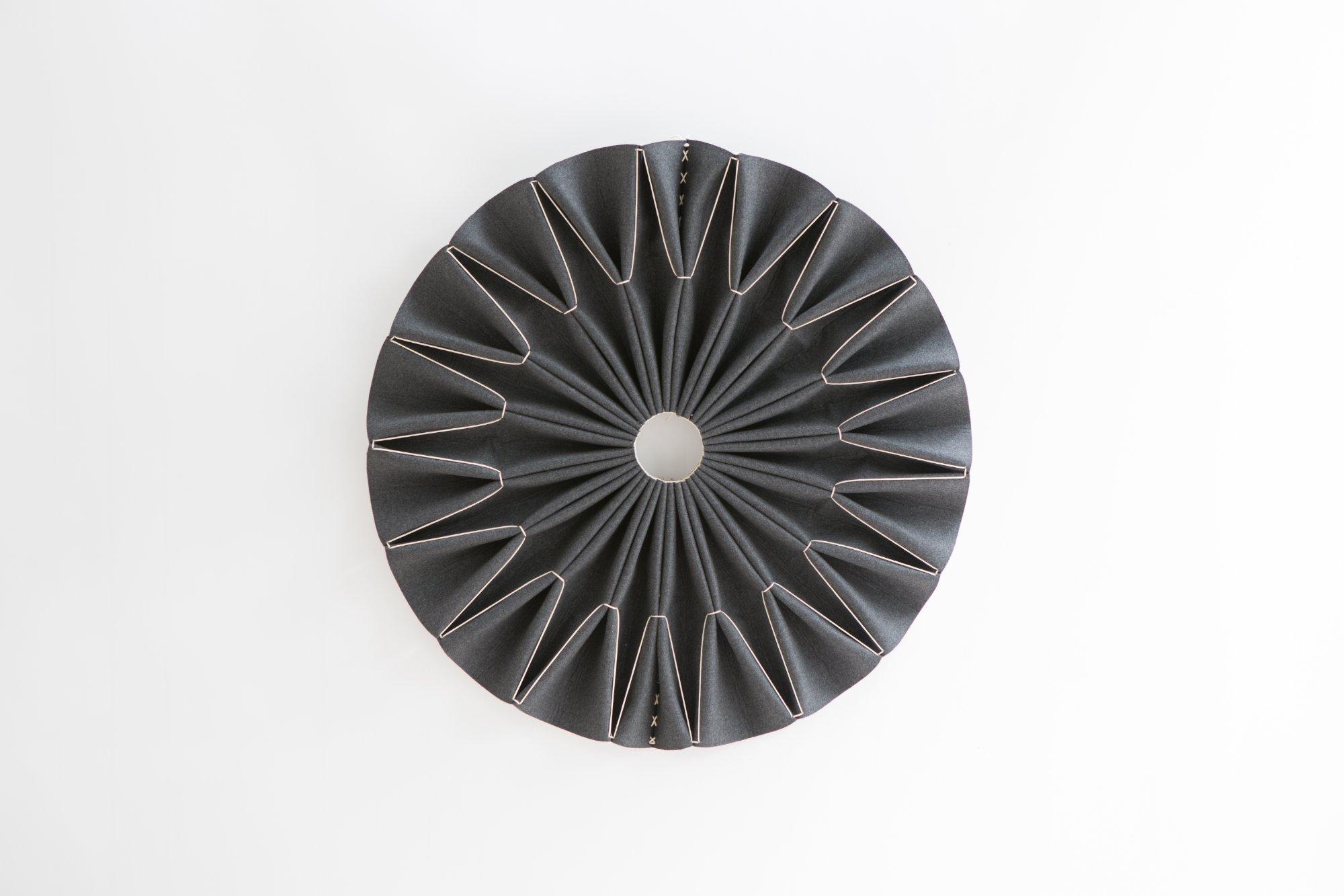 BuzziPleat Edel i Anthracite, vægmonteret