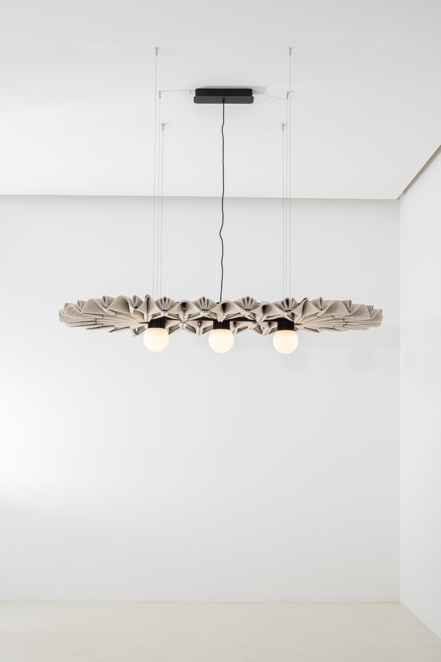 BuzziPleat Edel Long i OffWhite med LED Trio Globe