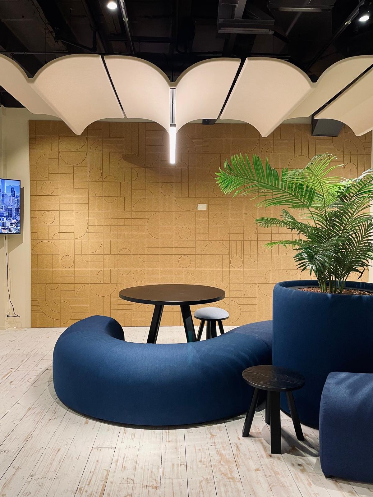 BuzziVault med LED-lys over loungeområde