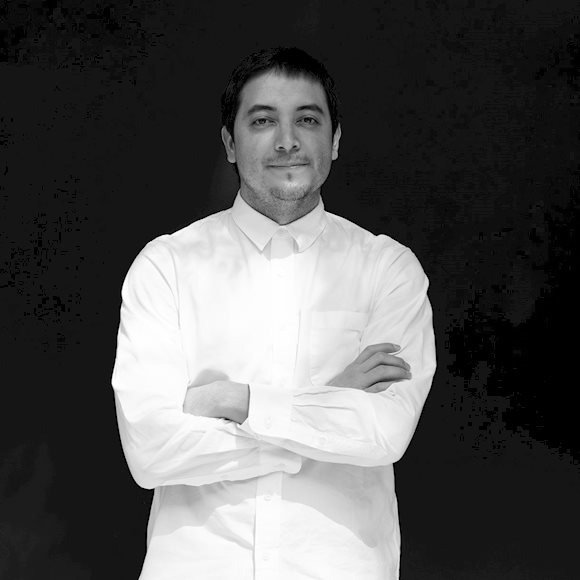 Hern&aacute;ndez, Mois&eacute;s