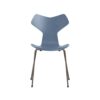 Fritz Hansen Grand Prix™ stol 3130 i Dusk Blue farvet ask med brown bronze pulverlakeret stel