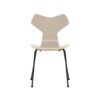 Fritz Hansen Grand Prix™ stol 3130 i Light Beige lakeret finér med sort pulverlakeret stel