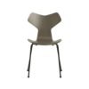 Fritz Hansen Grand Prix™ stol 3130 i Olive Green farvet ask med sort pulverlakeret stel
