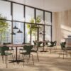 Fritz Hansen Grand Prix™ stole i Evergreen ved Circular™ borde i café