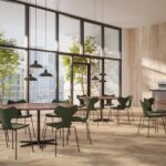 Fritz Hansen Grand Prix™ stole i Evergreen ved Circular™ borde i café