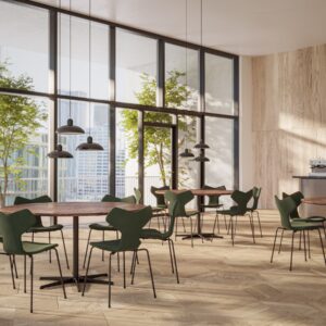 Fritz Hansen Grand Prix™ stole i Evergreen ved Circular™ borde i café