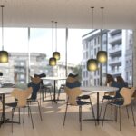 Fritz Hansen Grand Prix™ stole ved Supercircular™ borde i bistro og kantine