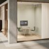 Fritz Hansen Grand Prix™ stole ved Pluralis™ bord i mødelokale