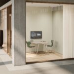 Fritz Hansen Grand Prix™ stole ved Pluralis™ bord i mødelokale