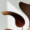 Fritz Hansen Liljen™ armstol 3208 i klarlakeret valnød – detalje