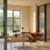 Fritz Hansen Liljen™ armstole i valnød ved Circular bord