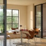 Fritz Hansen Liljen™ armstole i valnød ved Circular bord