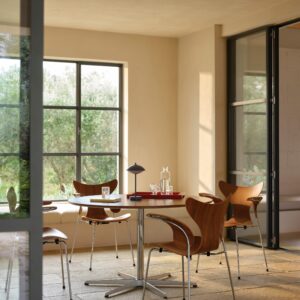 Fritz Hansen Liljen™ armstole i valnød ved Circular bord