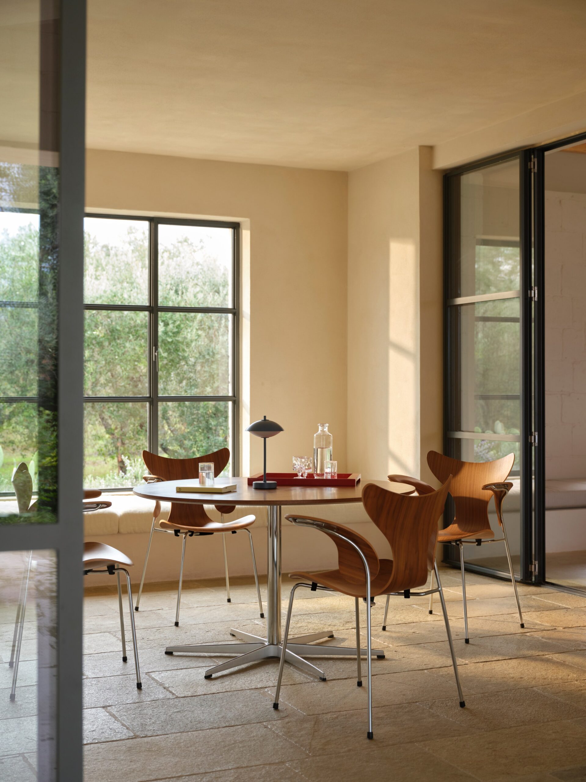 Fritz Hansen Liljen™ armstole i valnød ved Circular bord