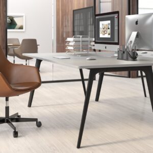 Fritz Hansen Lille Giraf™ ved Pluralis™ bord i åbent kontor