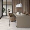 Fritz Hansen Lille Giraf™ ved skrivebord med Suspence™ pendel