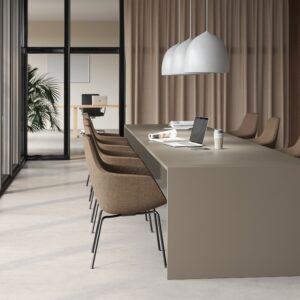 Fritz Hansen Lille Giraf™ ved skrivebord med Suspence™ pendel