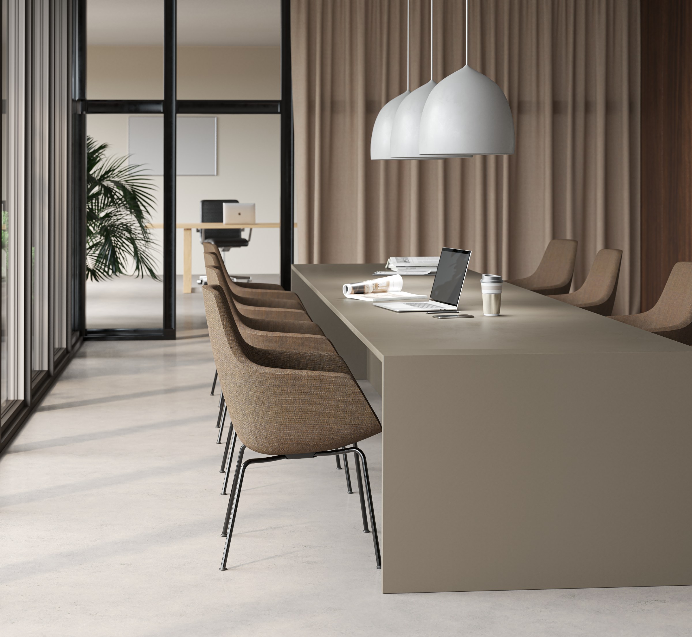 Fritz Hansen Lille Giraf™ ved skrivebord med Suspence™ pendel