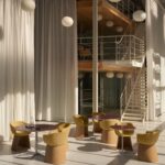 Monolit™ ved Circular™ borde i rum med dobbelt loftshøjde