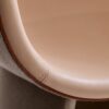 Fritz Hansen Monolit™ lænestol med keder i håndsyet læder – detalje