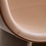 Fritz Hansen Monolit™ lænestol med keder i håndsyet læder – detalje