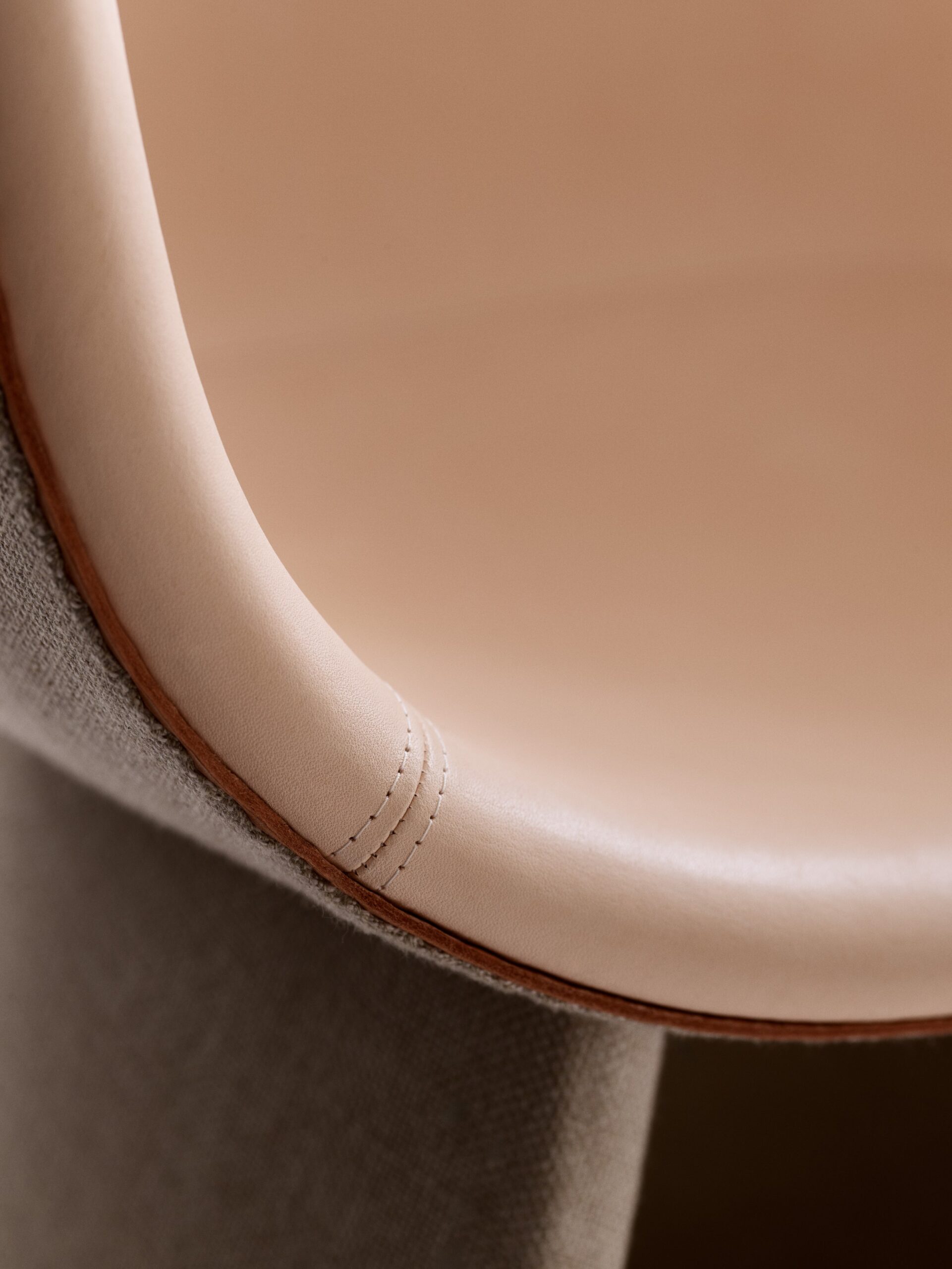 Fritz Hansen Monolit™ lænestol med keder i håndsyet læder – detalje