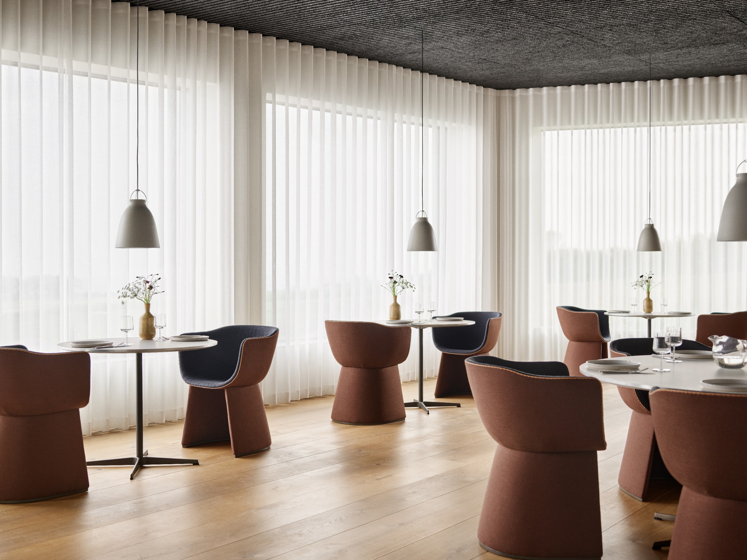 Monolit™ spisebordsstole ved Circular borde Fritz Hansen Monolit™ spisebordsstole ved Circular borde
