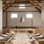 Fritz Hansen Monolit™ spisebordsstole ved langt Essay™ bord