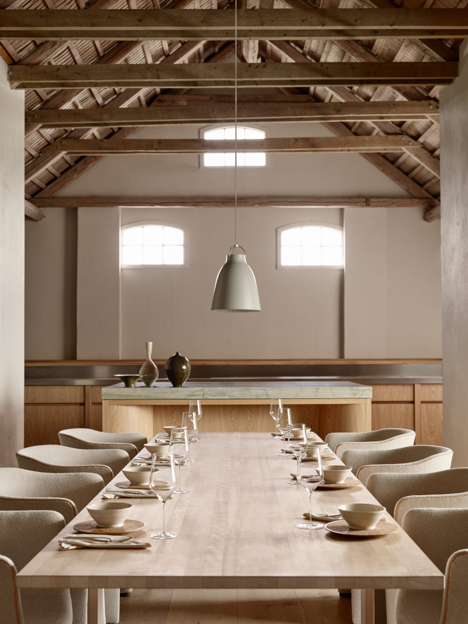Monolit™ spisebordsstole ved langt Essay™ bord Fritz Hansen Monolit™ spisebordsstole ved langt Essay™ bord