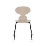 Fritz Hansen Myren™ stol 3101 i Light Beige lakeret finér med sort pulverlakeret stel