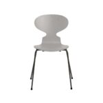 Fritz Hansen Myren™ stol 3101 i Nine Grey farvet ask med warm graphite pulverlakeret stel