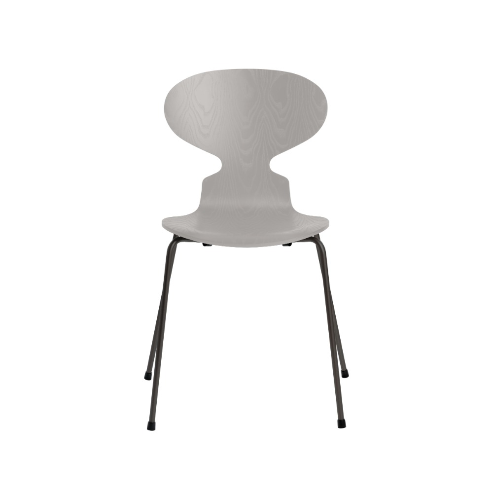 Fritz Hansen Myren™ stol 3101 i Nine Grey farvet ask med warm graphite pulverlakeret stel