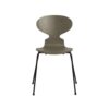 Fritz Hansen Myren™ stol 3101 i Olive Green farvet ask med sort pulverlakeret stel