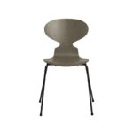 Fritz Hansen Myren™ stol 3101 i Olive Green farvet ask med sort pulverlakeret stel