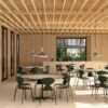 Fritz Hansen Myren™ stole i Evergreen med Brown Bronze stel i lys kantine