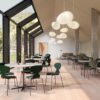 Fritz Hansen Myren™ stole i Evergreen i kantine med Circular™ borde og Avion™ pendler