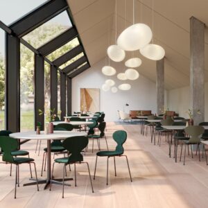 Fritz Hansen Myren™ stole i Evergreen i kantine med Circular™ borde og Avion™ pendler