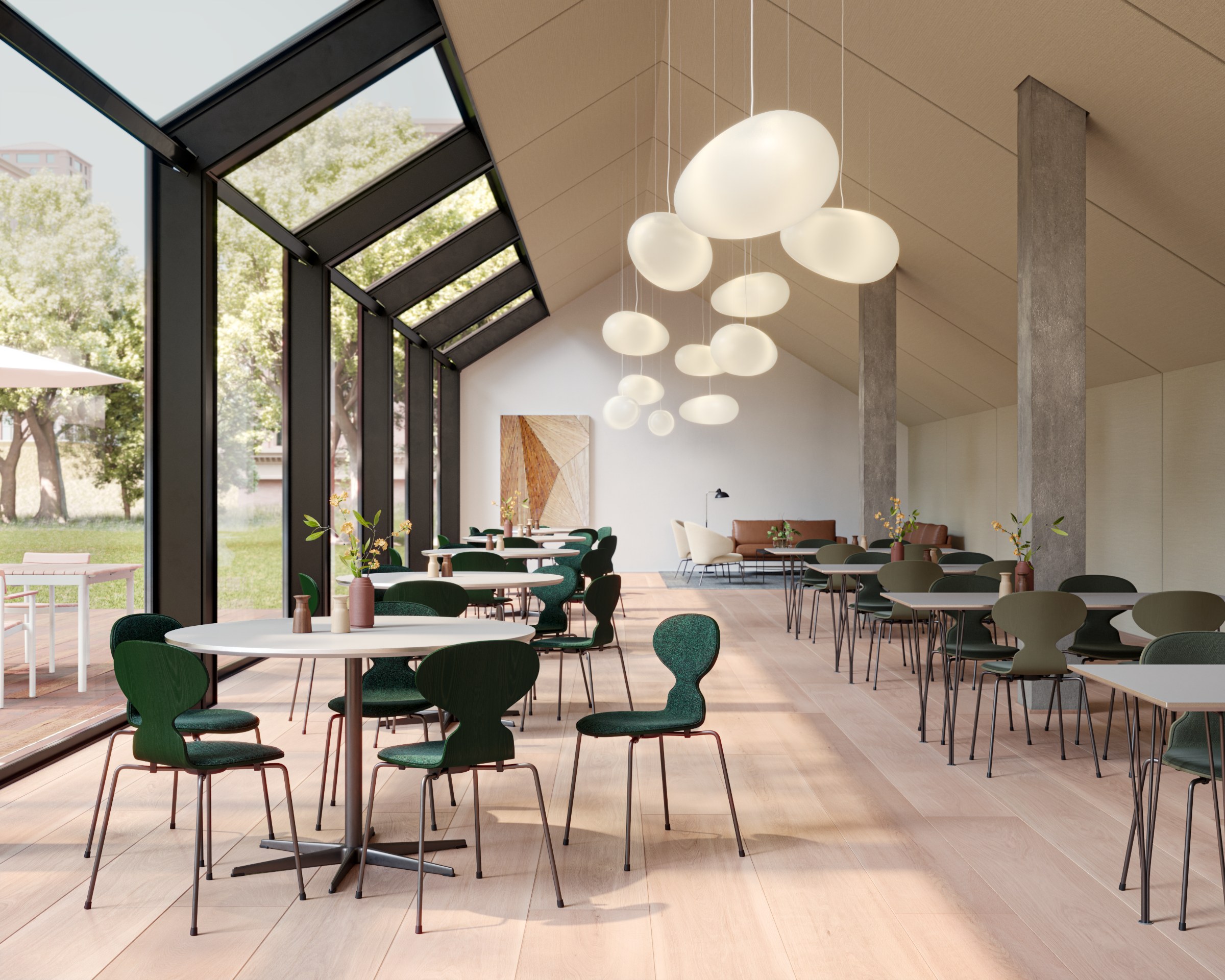 Fritz Hansen Myren™ stole i Evergreen i kantine med Circular™ borde og Avion™ pendler