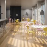 Fritz Hansen Myren™ stole i gul og rosa i stort kantinemiljø med Serie 7™ barstole