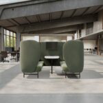 Fritz Hansen Plenum™ Cabin med bord og skærm i kontormiljø