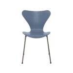 Fritz Hansen Syveren™ stol 3107 i Dusk Blue farvet ask med brown bronze pulverlakeret stel