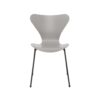 Fritz Hansen Syveren™ stol 3107 i Nine Grey farvet ask med warm graphite pulverlakeret stel