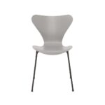 Fritz Hansen Syveren™ stol 3107 i Nine Grey farvet ask med warm graphite pulverlakeret stel