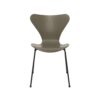 Fritz Hansen Syveren™ stol 3107 i Olive Green farvet ask med sort pulverlakeret stel