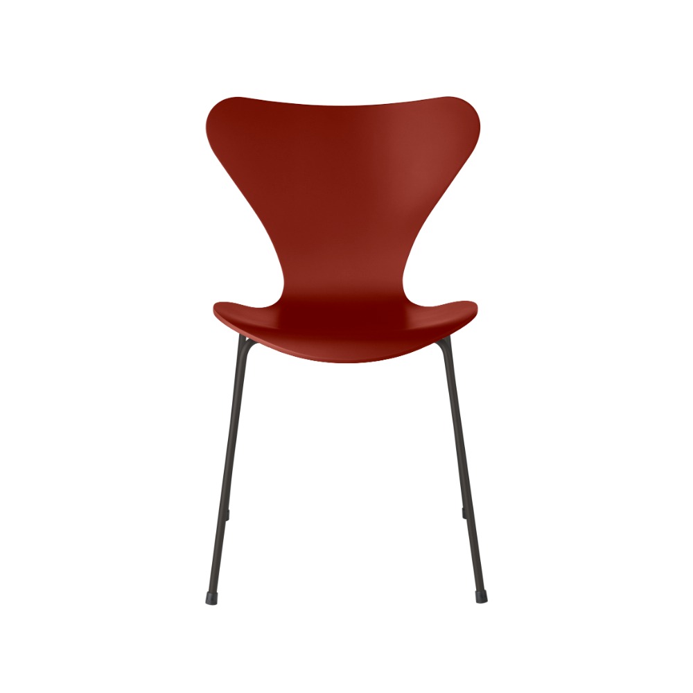 Fritz Hansen Syveren™ stol 3107 i Venetian Red lakeret finér med warm graphite pulverlakeret stel