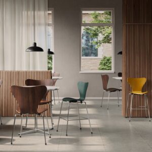 Fritz Hansen Syveren™ stole ved Supercircular™ borde i café